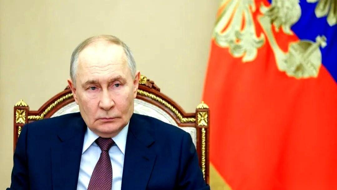 普京跟特朗普的女婿，在莫斯科聊到了凌晨三点多。
整整三个半小时。
你琢磨琢磨这个