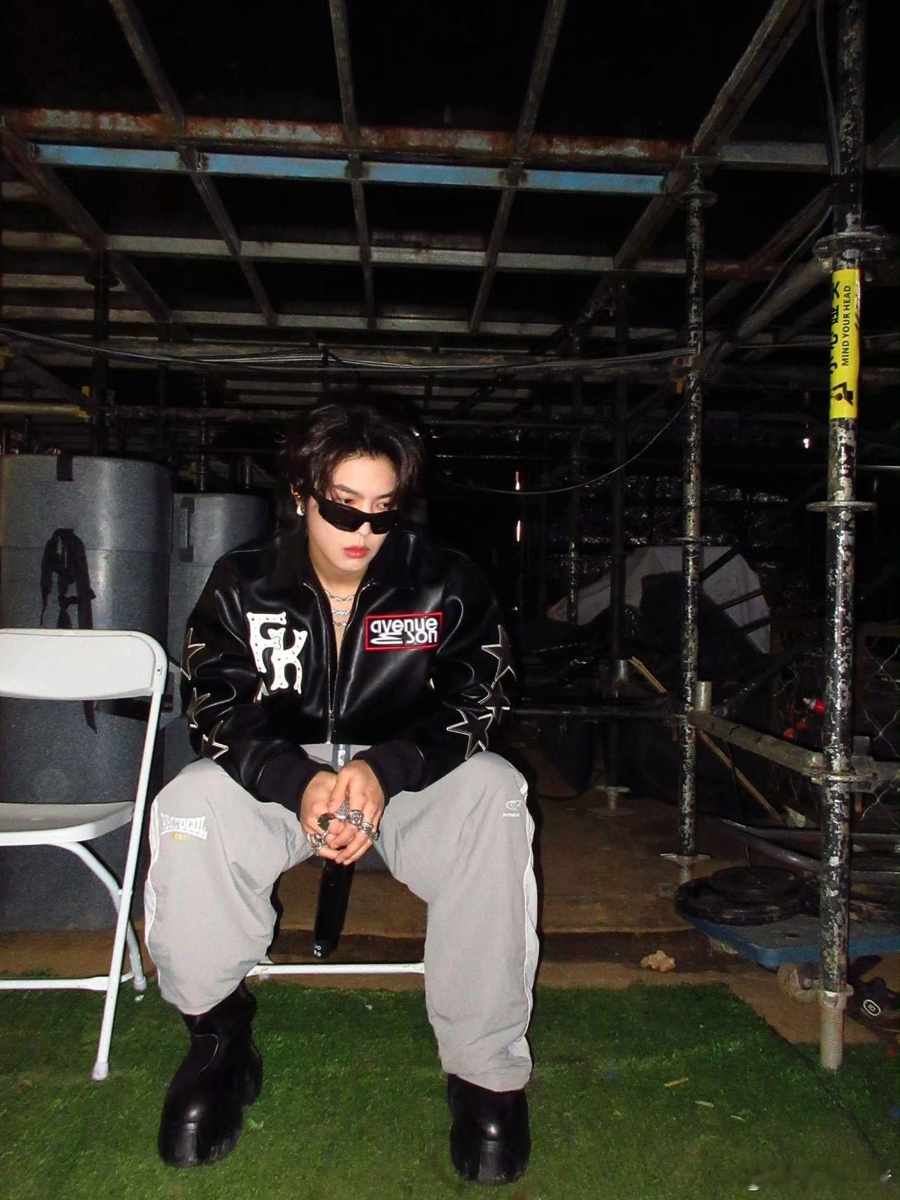 马伯骞险些遭粉丝强吻 活动现场安保出现漏洞，私生粉丝经消防通道闯入舞台，不仅让演