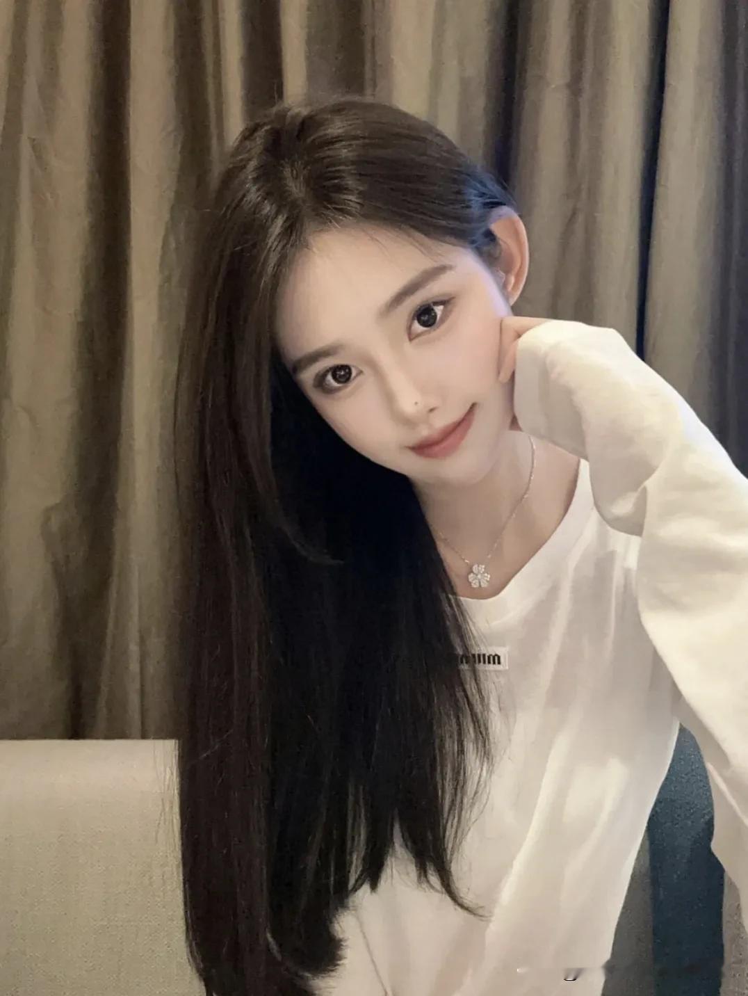 翻了无数次的手机，和相册，终究还是找不到你的任何联系方式，十几年了，联系不上你了