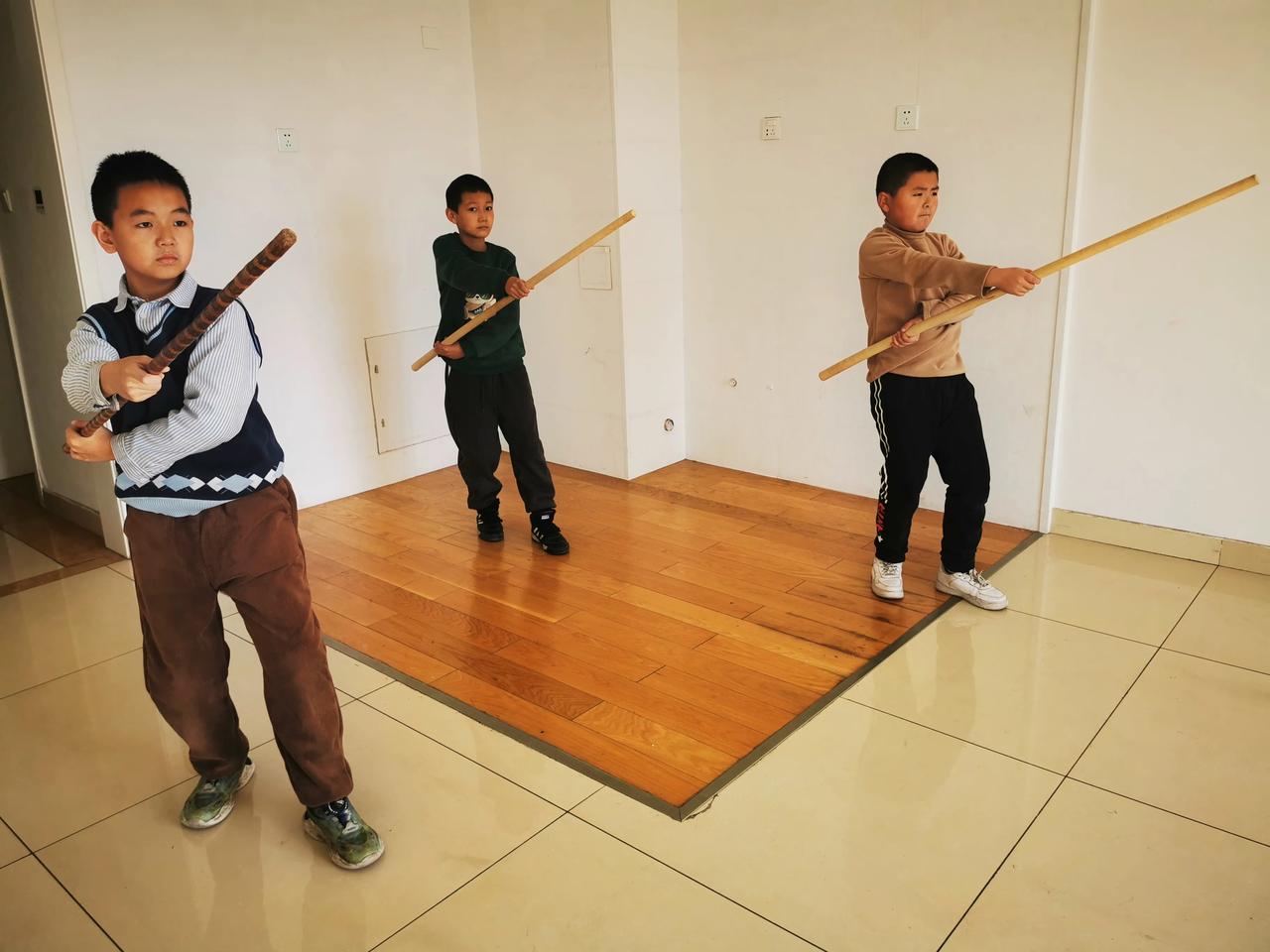 寒假期间孩子们来工作室练功，形意拳、形意棍、实战对抗练起来。