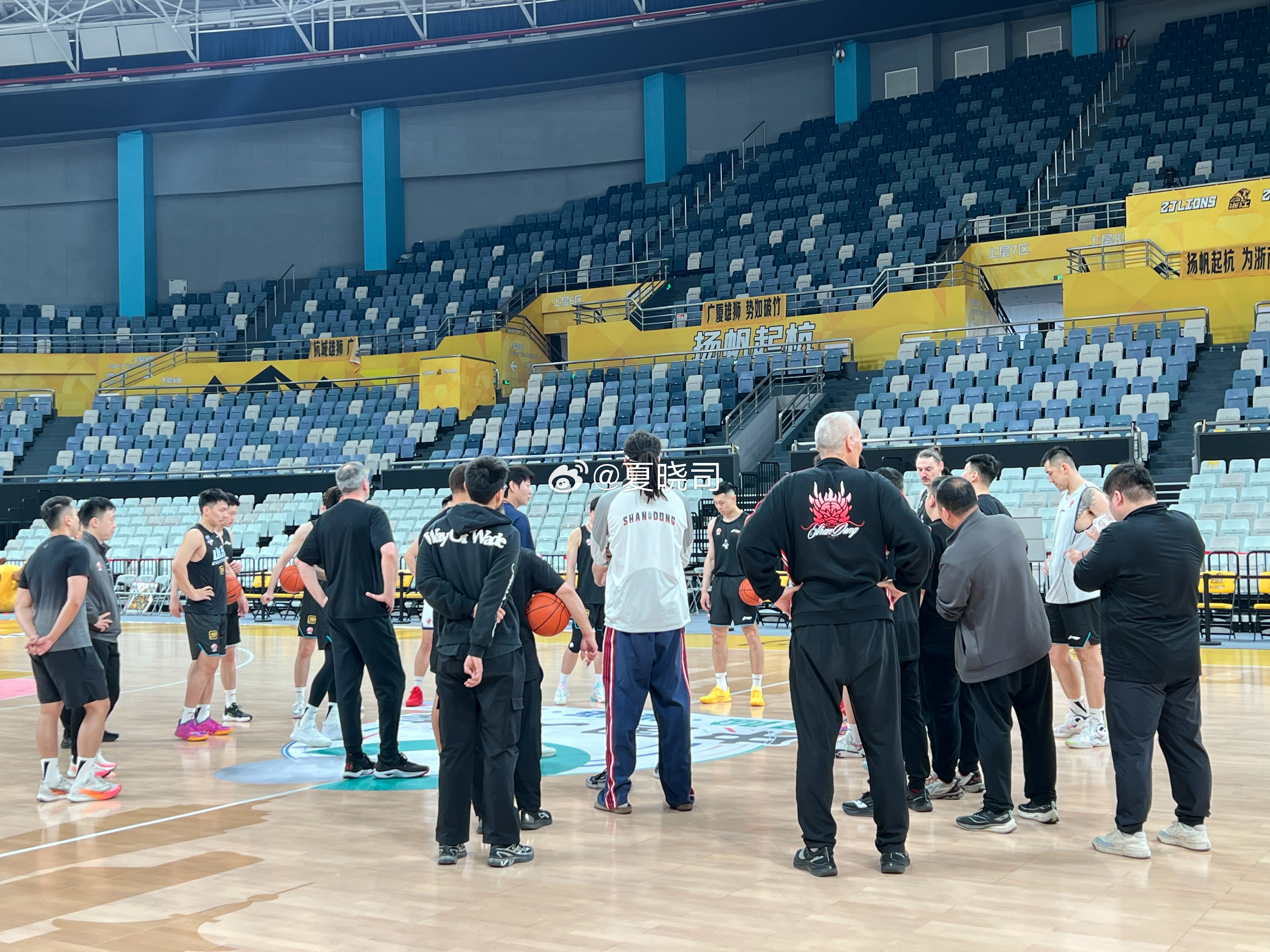 山东男篮邱彪指导赛前强调，对阵浙江广厦总冠军，一定有勇气去拼，要有这份勇气，我希