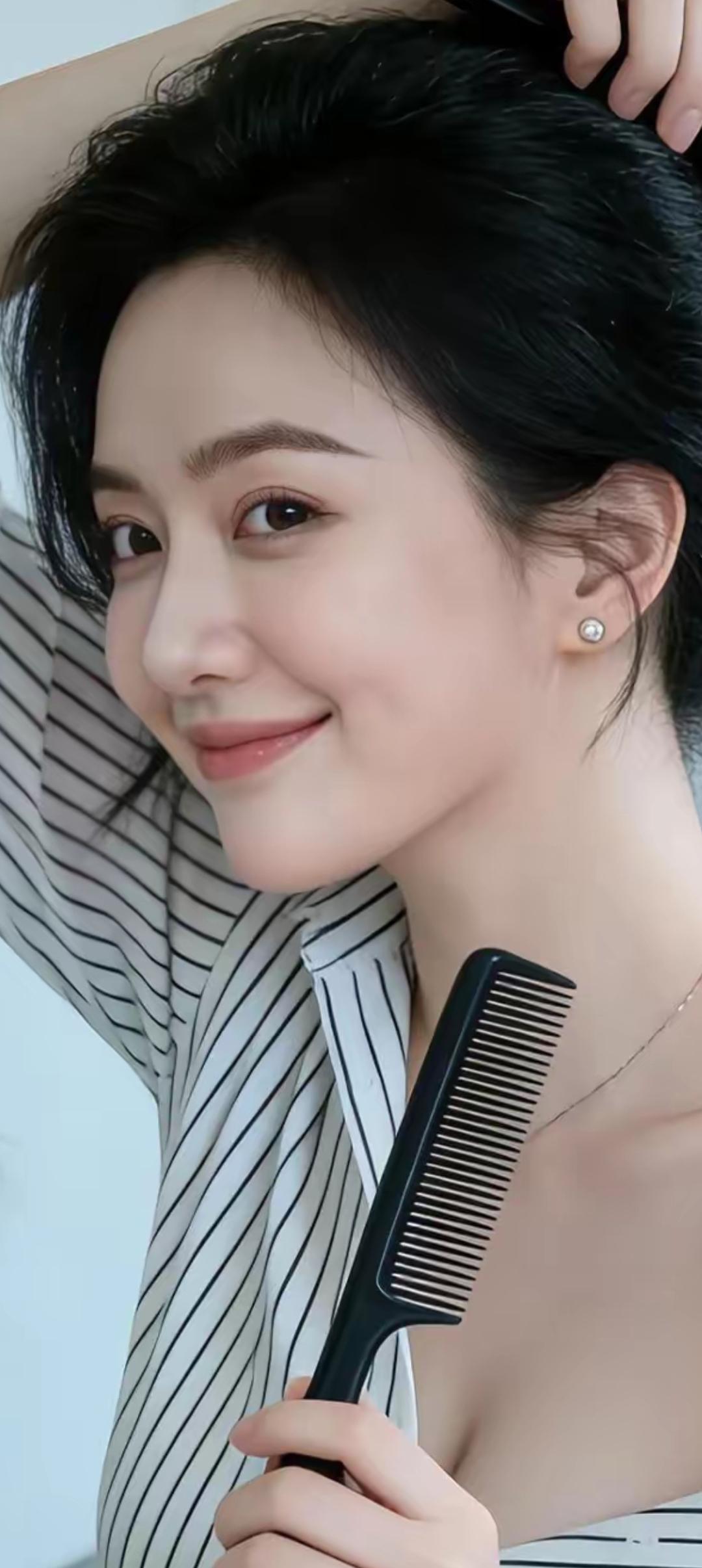 元气满满的一天，从梳头开始！💇‍♀️💄✨