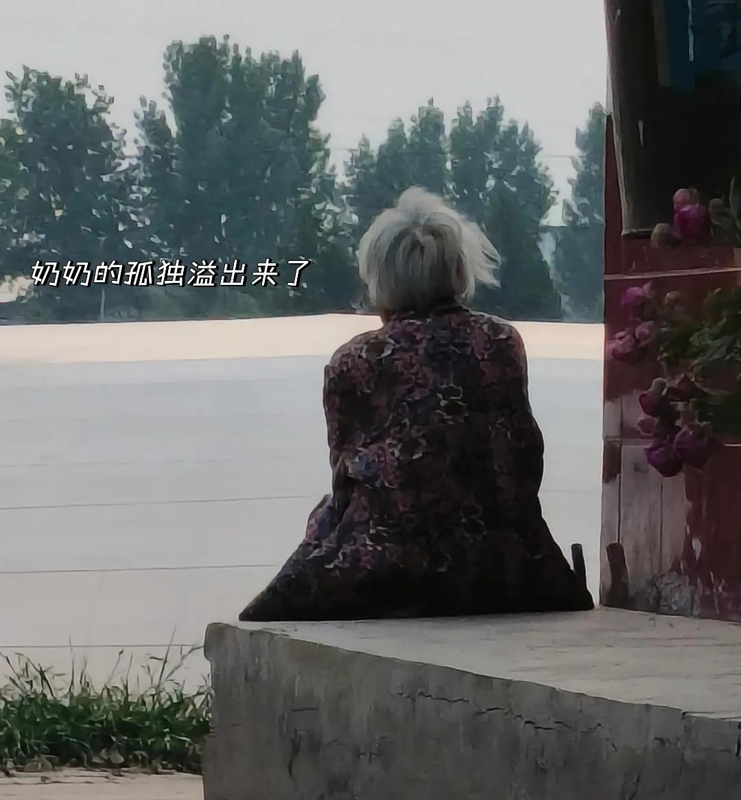 在生命的宏伟长卷中，母爱恰似一柄斑斓的彩虹绘笔，她在生命的素白画布上挥洒出无尽的