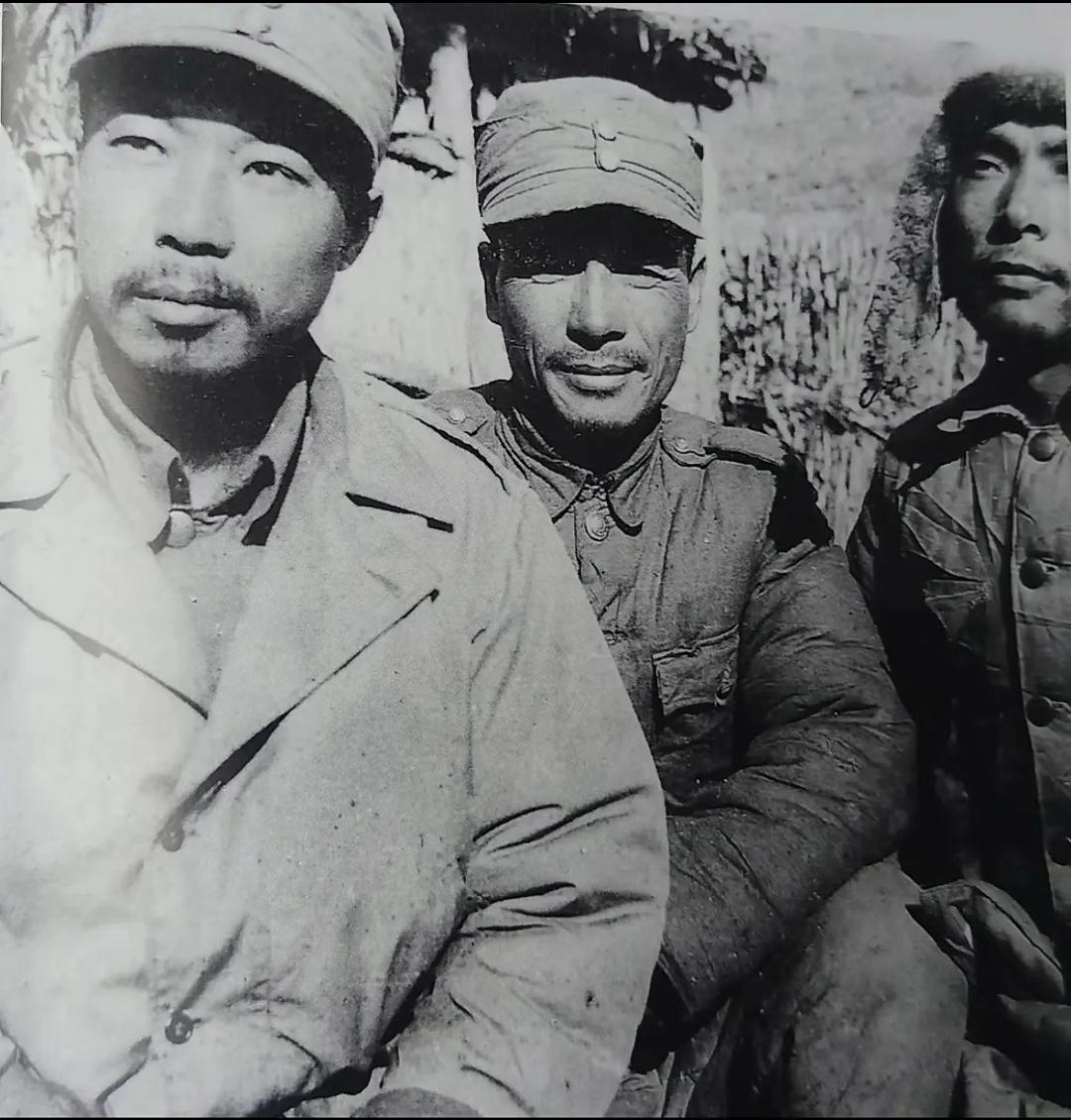 1948年，辽沈战役结束之后，国军师长罗英被俘后，一张罕见的留影。罗英是江西余干