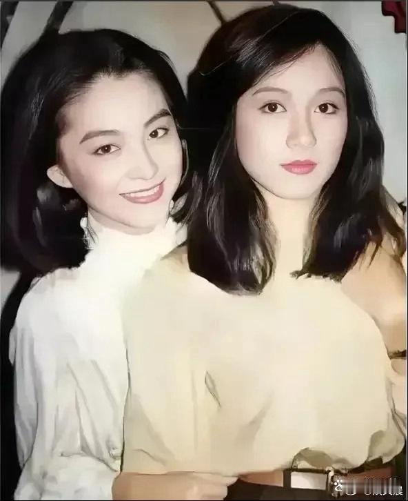 林青霞绝世神颜，一笑倾城风华绝代。自带人淡如菊的温婉率性气质，历经岁月沉淀，如陈