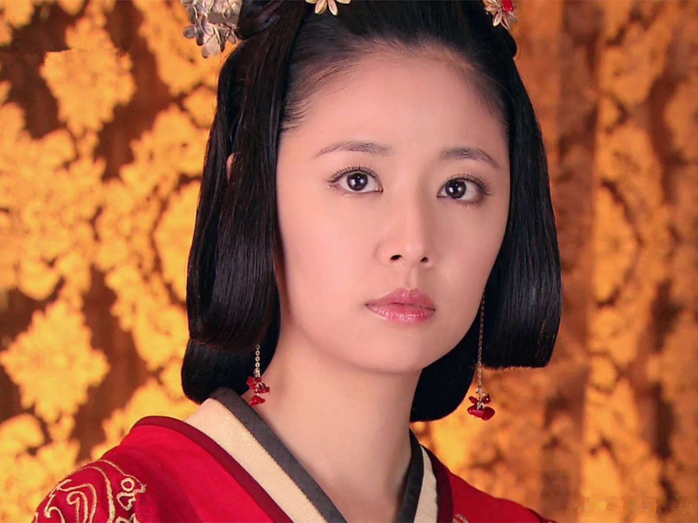 《美人心计》中，薄太后为代王选定周子冉为王后，窦漪房因细作嫌疑本与后位无缘，谨慎