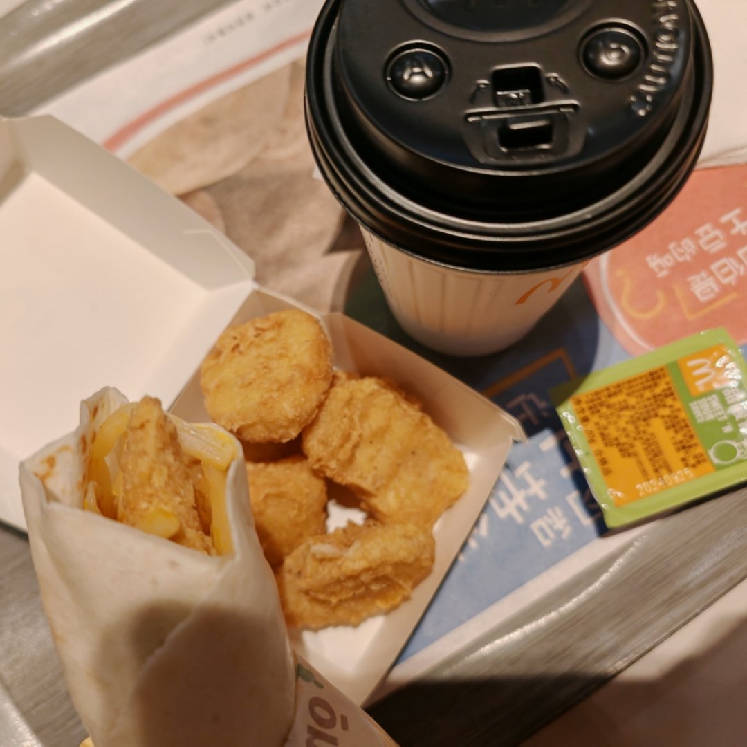 午餐  多笋卷，鸡块，红茶[你好]你们吃了吗 