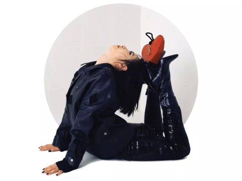 时尚杂志逼死明星系列，感觉娱乐圈可以组个杂技团了，这动作真的好看嘛 ​​​