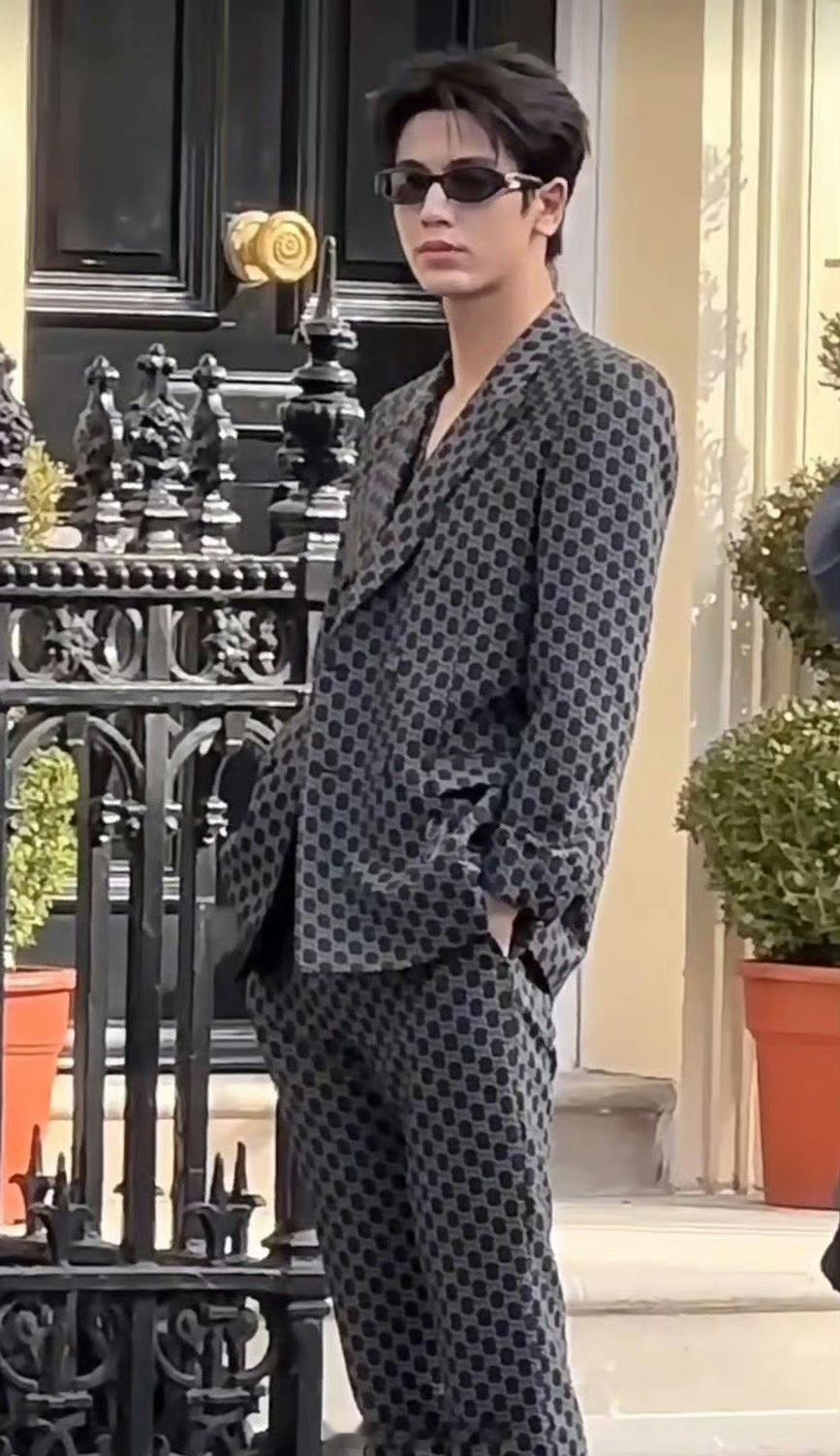 #张凌赫李旻浩撞衫#两位男神驾驭的这套服装都很不错，张凌赫绝对就是行走的衣服架子