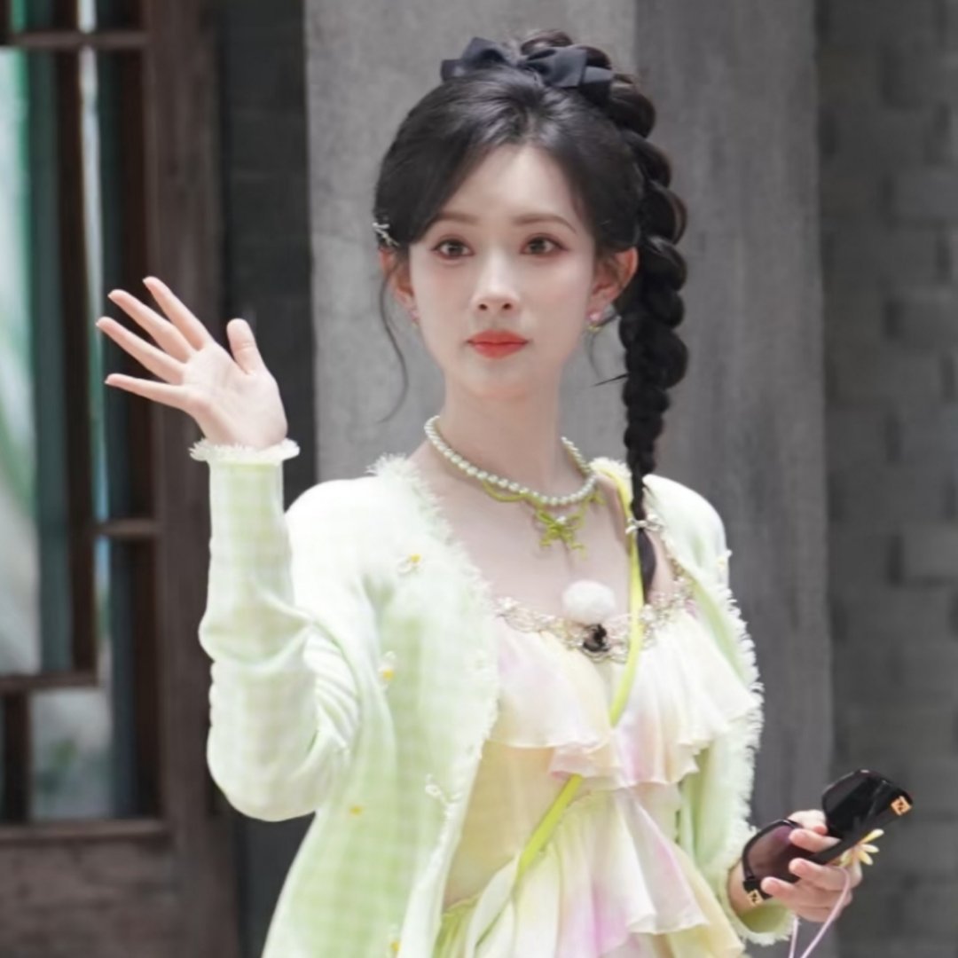 下周就可以看这个发型超出圈的萌恣意了😚 
