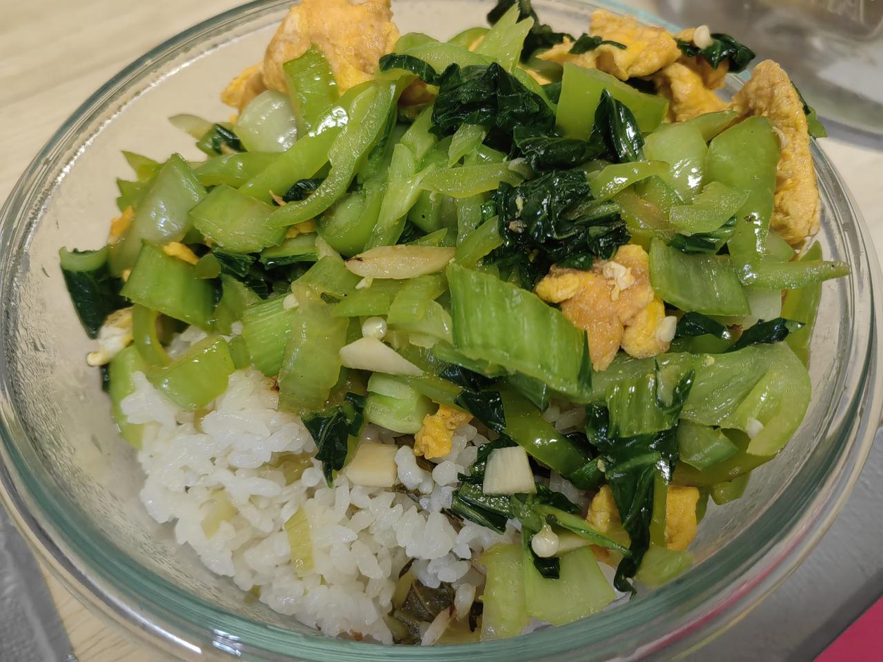 午餐，鸡蛋尖椒油菜，昨晚剩菜饭。