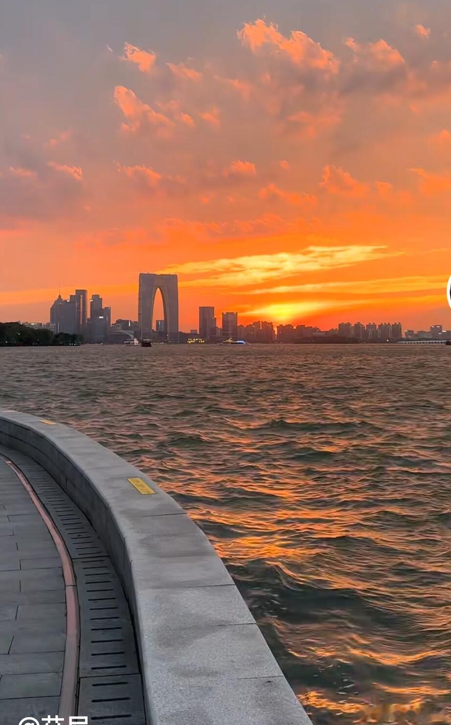 记住！任何关系得不到尊重的时候，就不要去沟通，不要去交流，更不要愤怒和难过，只需