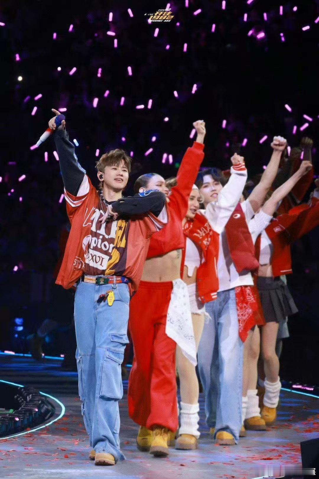 张杰把高尔夫打到天上了张杰成都演唱会 太会玩了！张杰唱《远走高飞》时挥杆高尔夫，