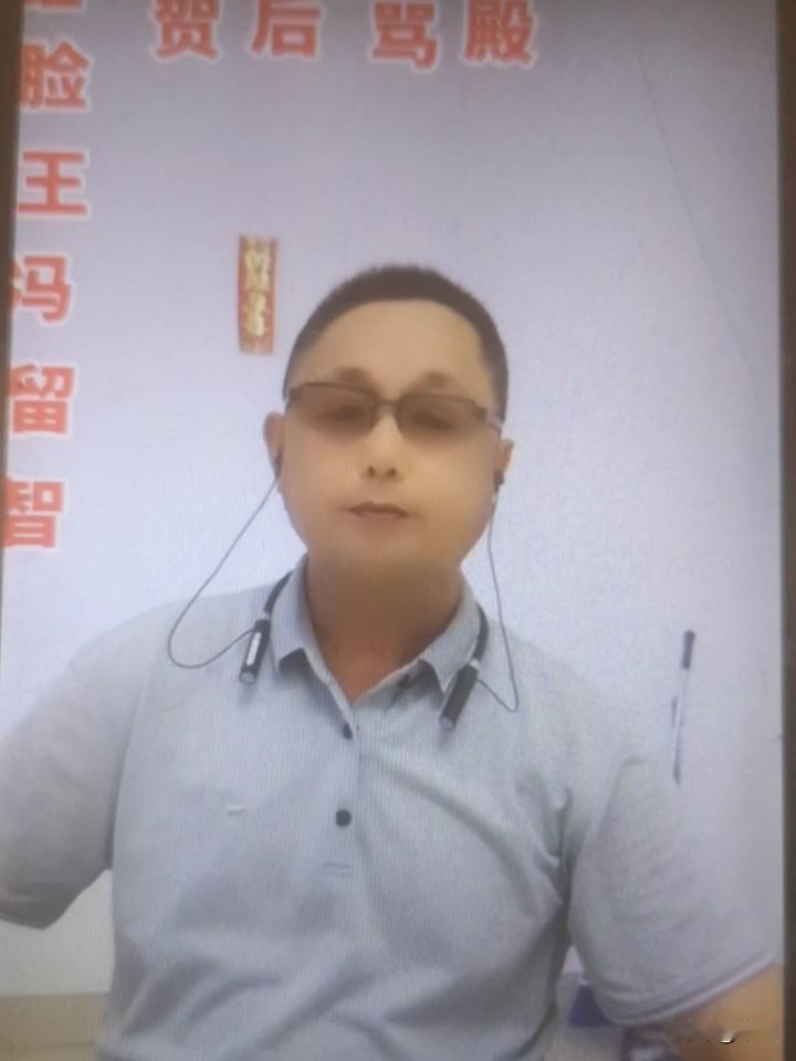 豫东调男艺人冯留智，1962年生，是戏曲界的一颗璀璨明星。他在豫东调的舞台上发光