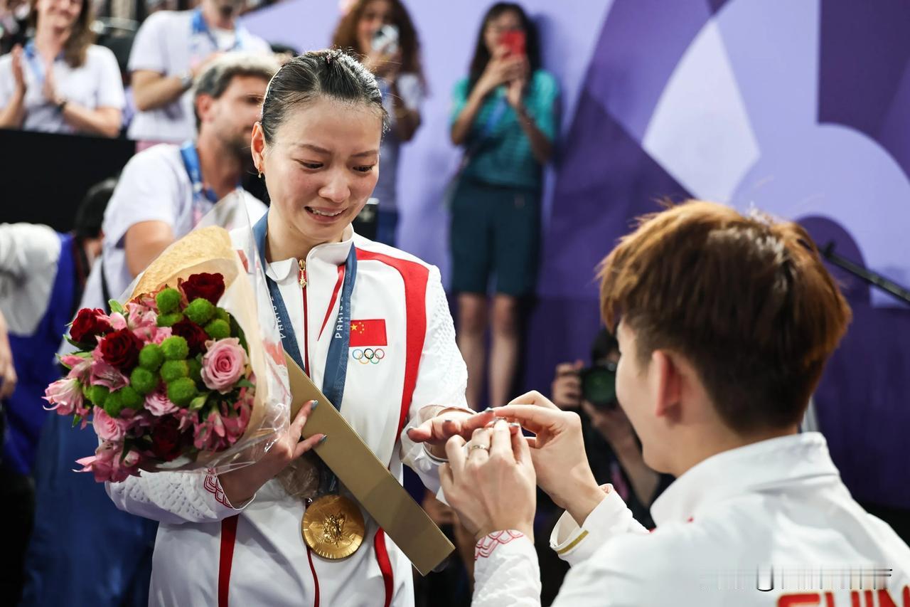 太幸福了，随着奥运会羽毛球男女混双中国队的雅思组合拿下金牌，颁奖典礼以后黄雅琼出