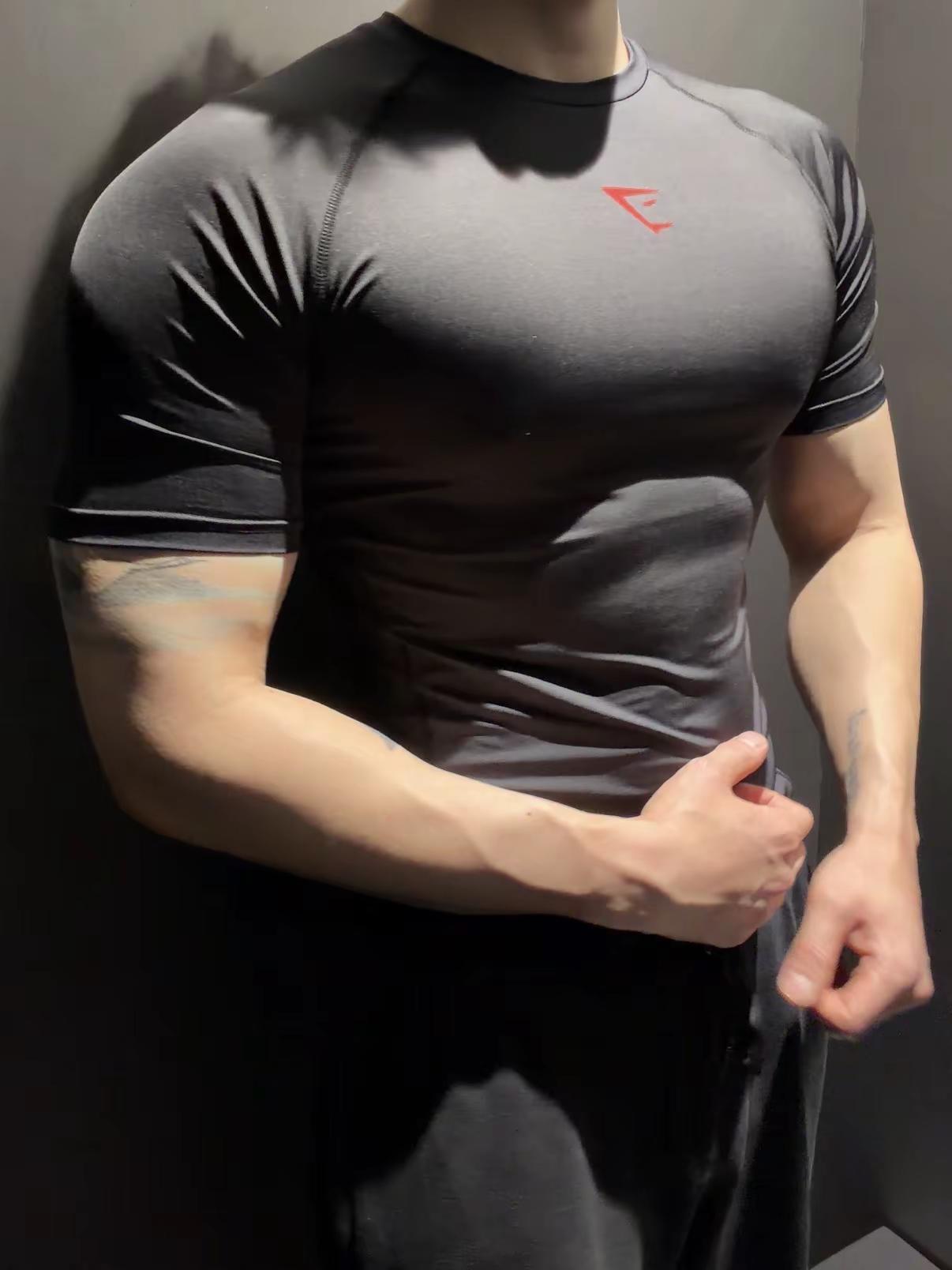 感觉你喜欢黑色。健身穿搭 男友臂了解一下 紧身黑t恤 肩宽