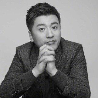 心痛！太心痛了！从我没高考时就知道张雪峰老师了，经常刷到他直播间。
​​眉宇间透