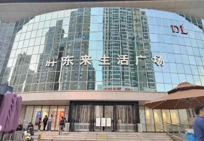 值钱的，不是房东的地段，而是胖东来的金字招牌。客流，是冲着胖东来去的，不是冲着地