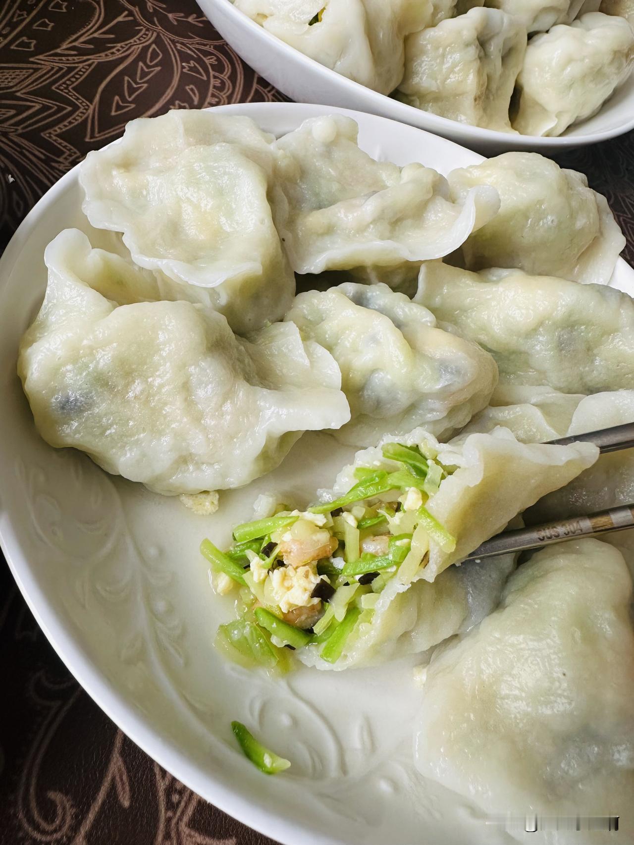 能啊，怎么不能？为啥不能？
生而为普通人就安稳的过普通人的日子，真心诚恳对人，用