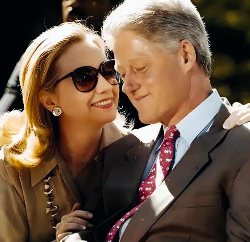 克林顿和希拉里看上去很恩爱啊！
希拉里虽然戴着墨镜，但是看向克林顿的依然很甜蜜！