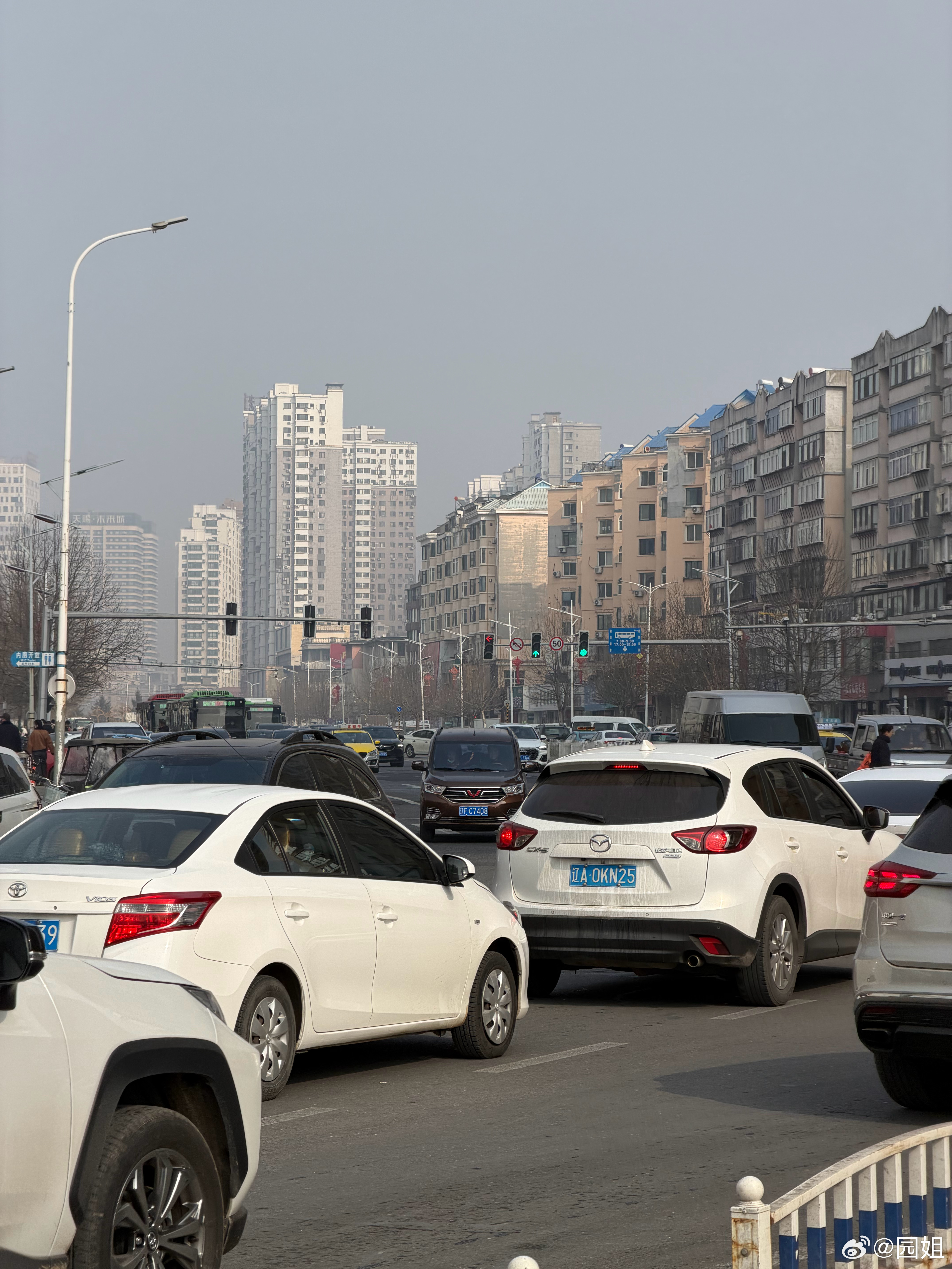 我们小城市也开始堵车了，看来都回来过年了，每年只有春节期间才能感受到繁荣