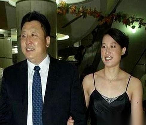 婚礼那天，她爸妈没来。
一个奥运冠军的婚礼，亲属席上，空荡荡的。
这比任何声嘶力