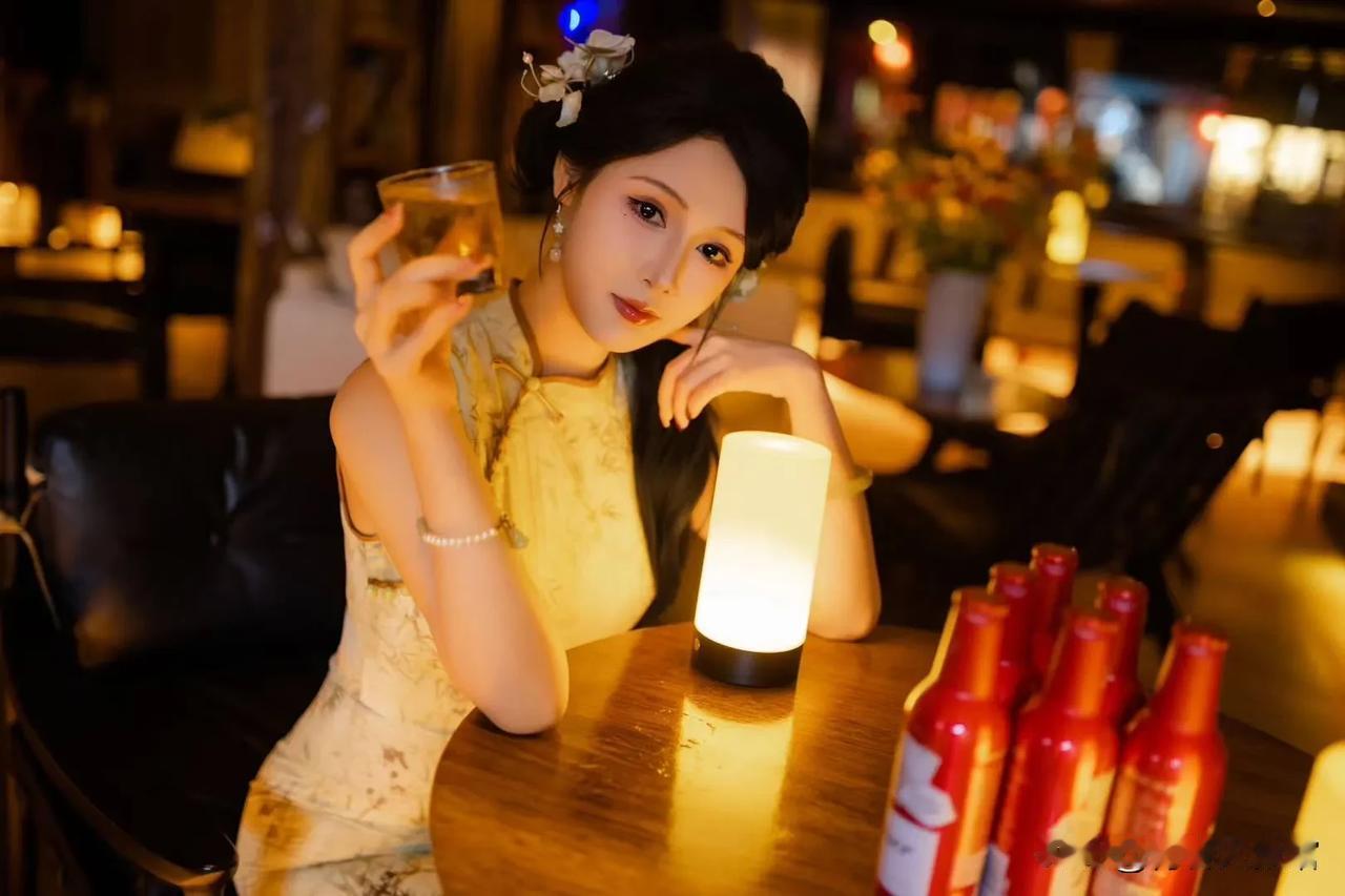 复古风酒吧，优雅美人举杯，暖灯相伴，尽享夜晚时光。拥有绝美身材,是种怎样的体验?