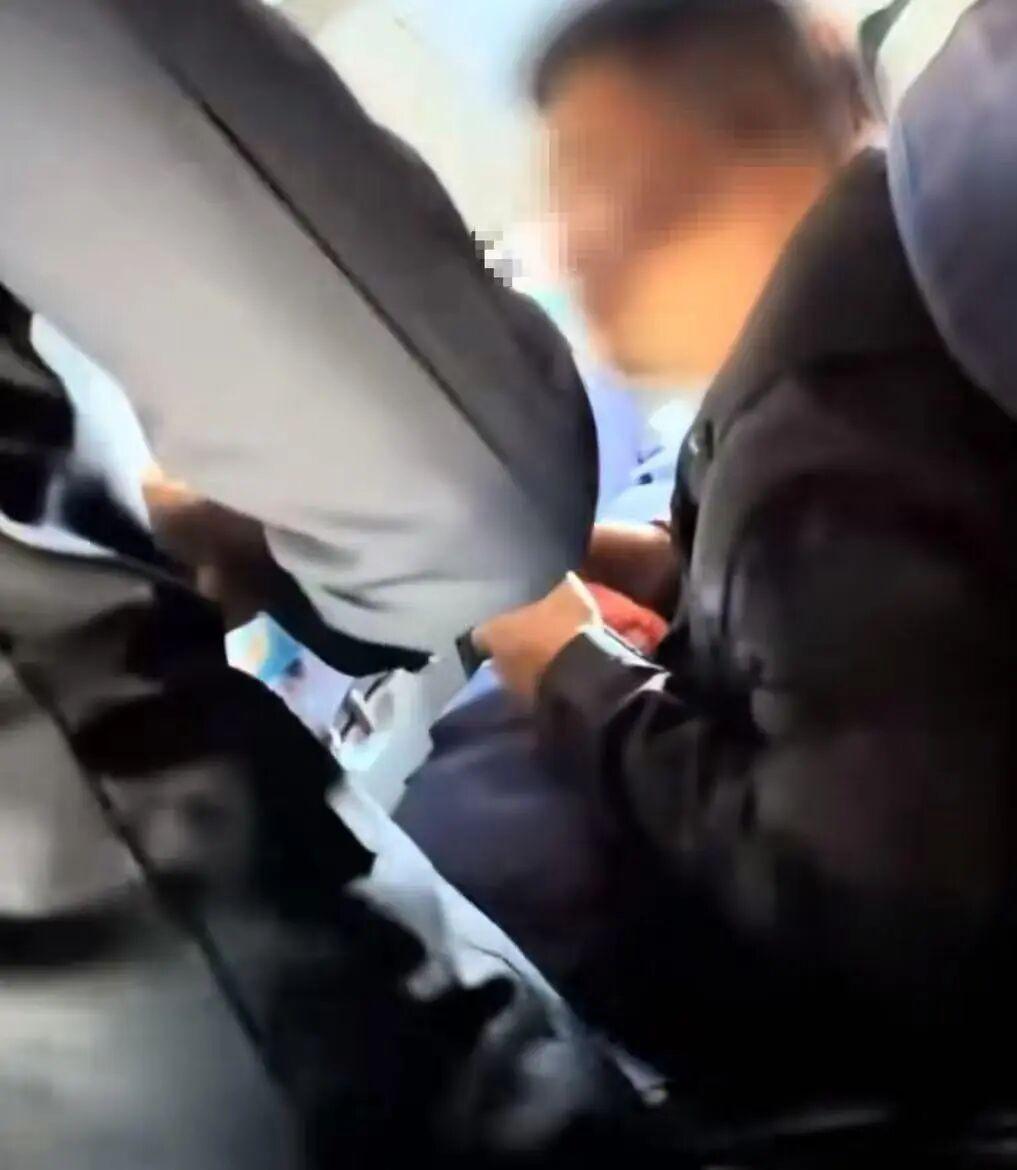 在航班上吸烟的家伙被拘留了！
    3月30日，四川航空成都飞尼泊尔加德满都的