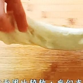 没烤箱也能做出外皮酥脆、里面香甜细腻还掉渣的面食。我分享两款做法。
先做小酥饼，