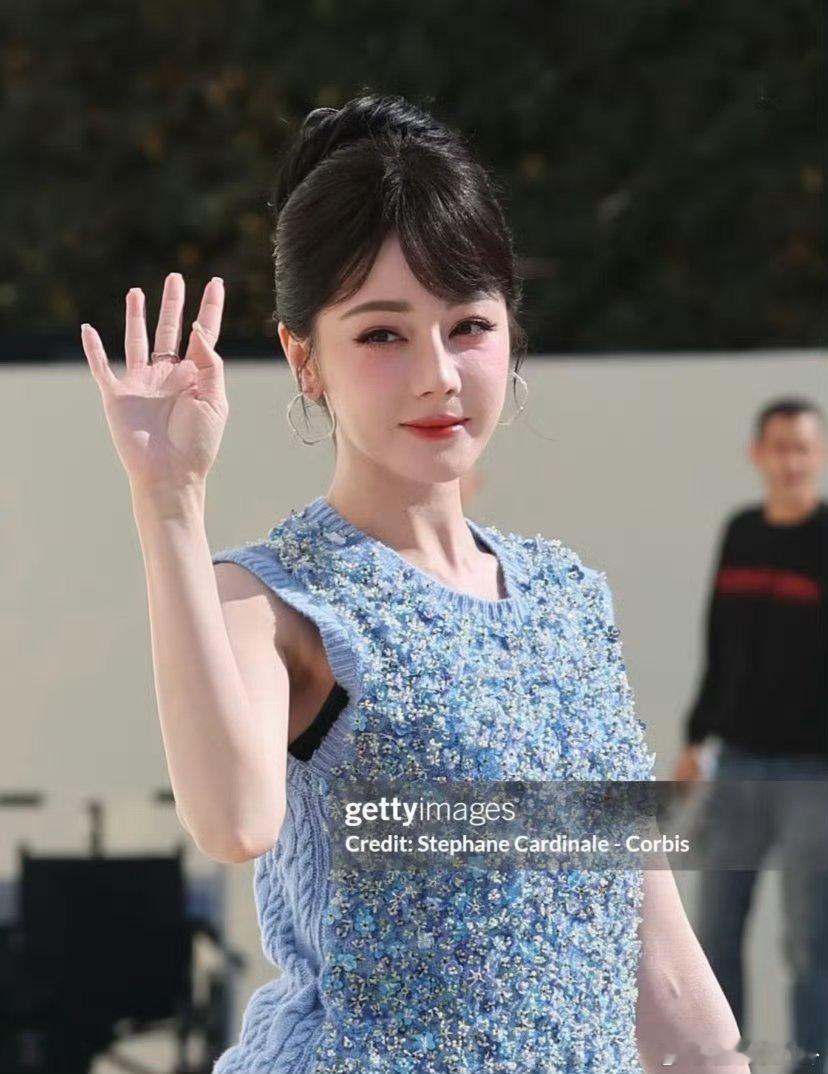 热巴看秀鞋跟断了好美的热巴迪丽热巴看秀鞋跟断了迪丽热巴把G社变站姐了 ​​​