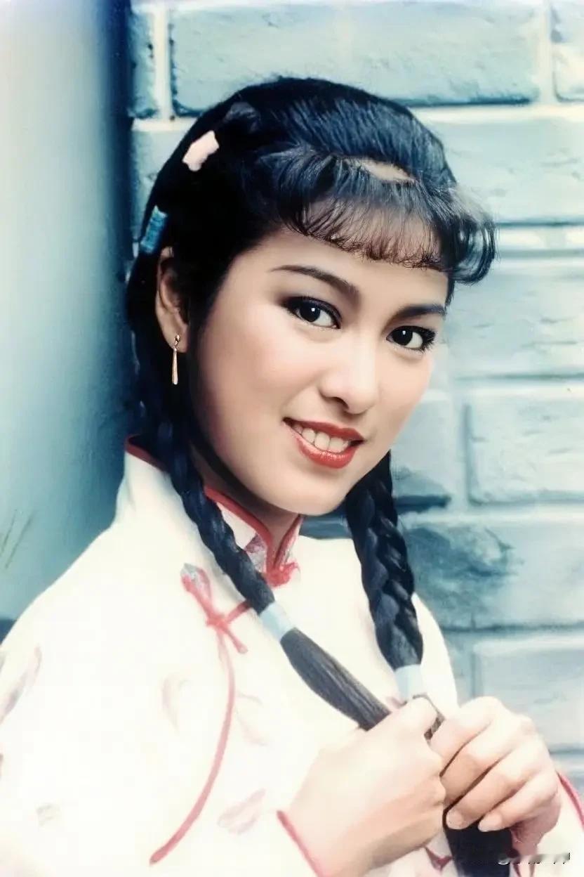 亚视《再向虎山行》虽是一部精彩的男性群像剧，但里面的几位女性角色也为此剧增添了一