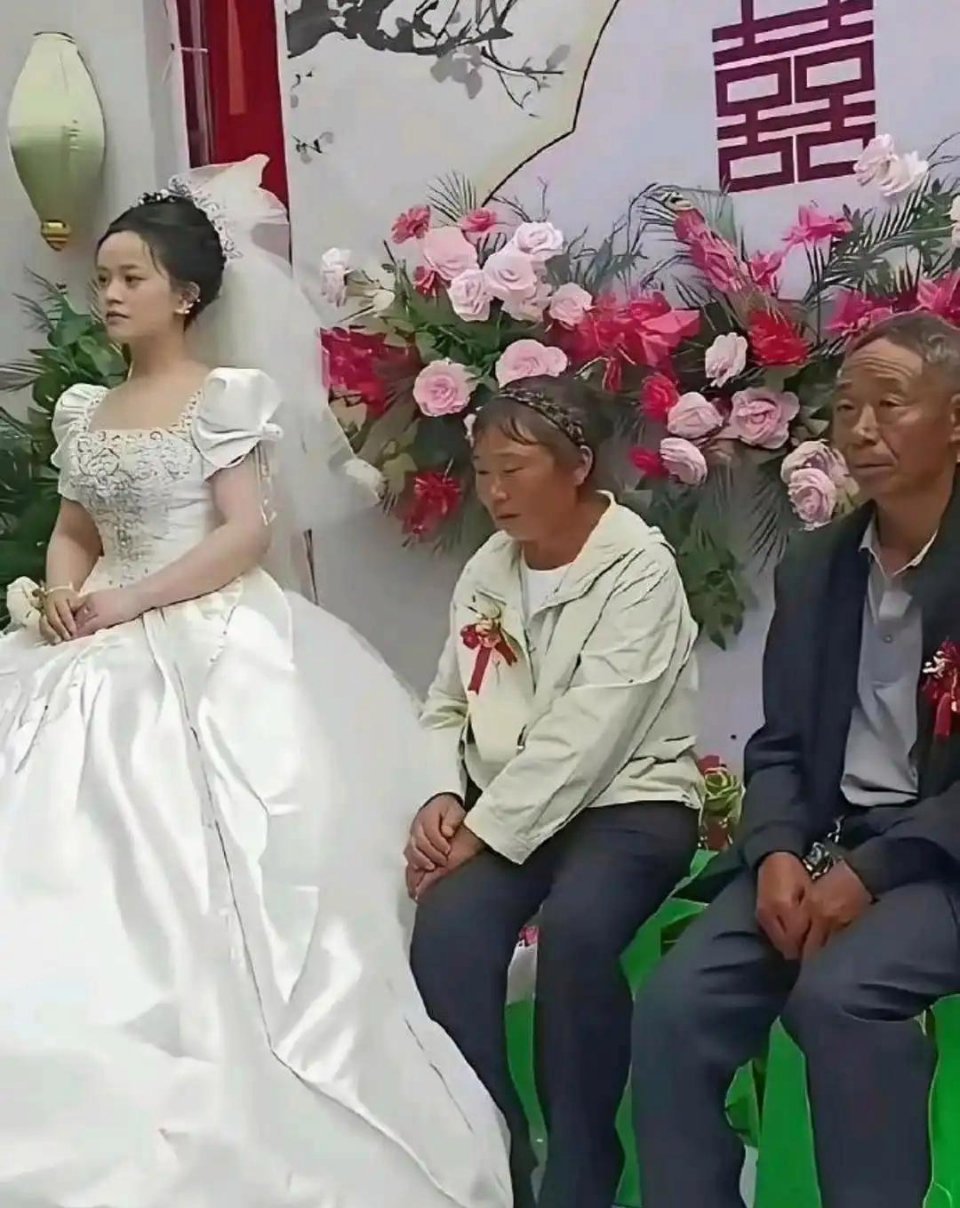 看到这一幕好心酸，父母这样的条件，有必要搞这么隆重的婚礼吗?
