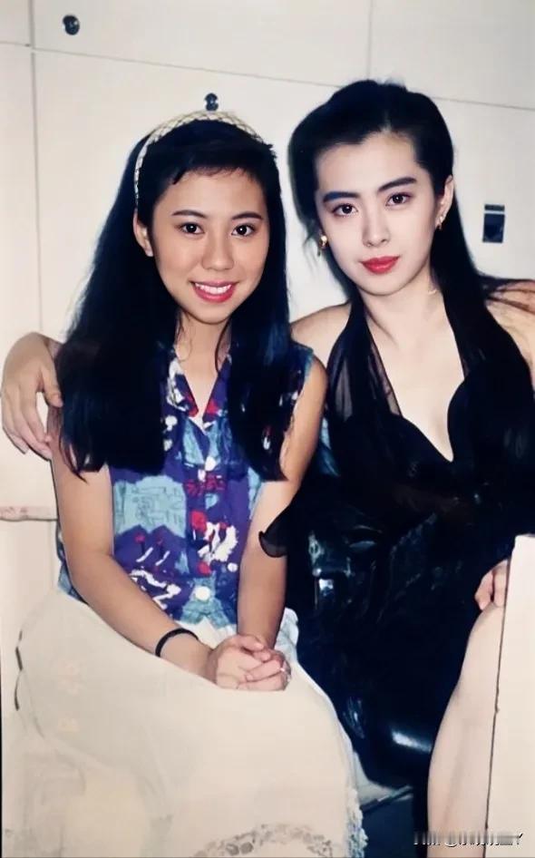 1994年，王祖贤与一位女粉丝在香港，留下的美好瞬间。那时候王祖贤27岁，实在太
