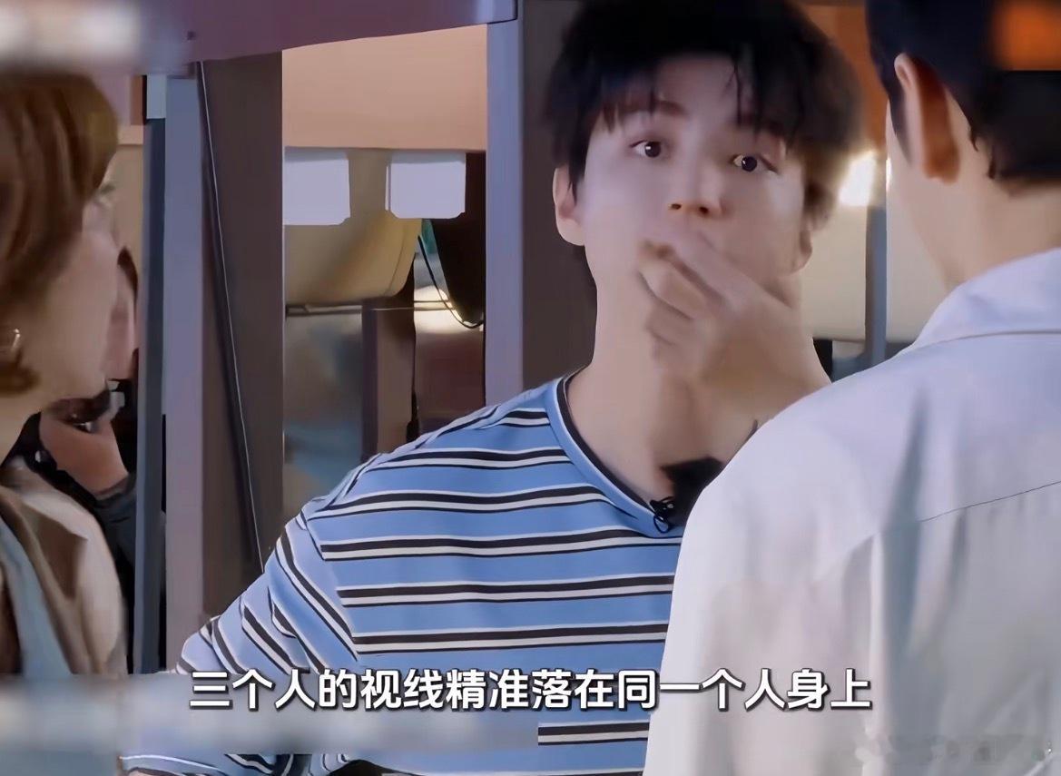 黄晓明看张雅琪的眼神张雅琪 湖南卫视下场大家好像还漏了一个细节，姜妍说自己回去拿