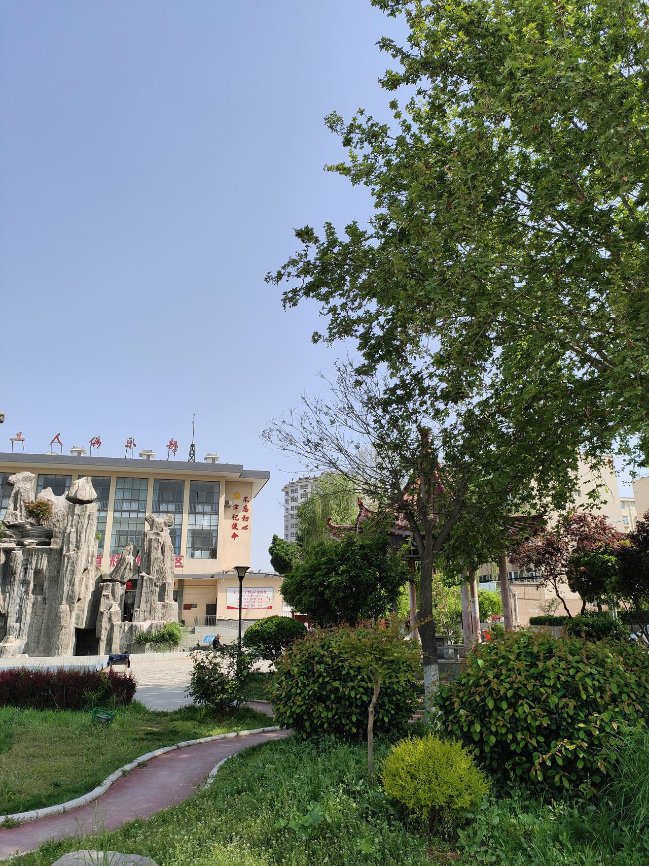 人老了，最好的归宿，是有个属于自己的小窝独自生活
 
人活到一把年纪，走过大半辈