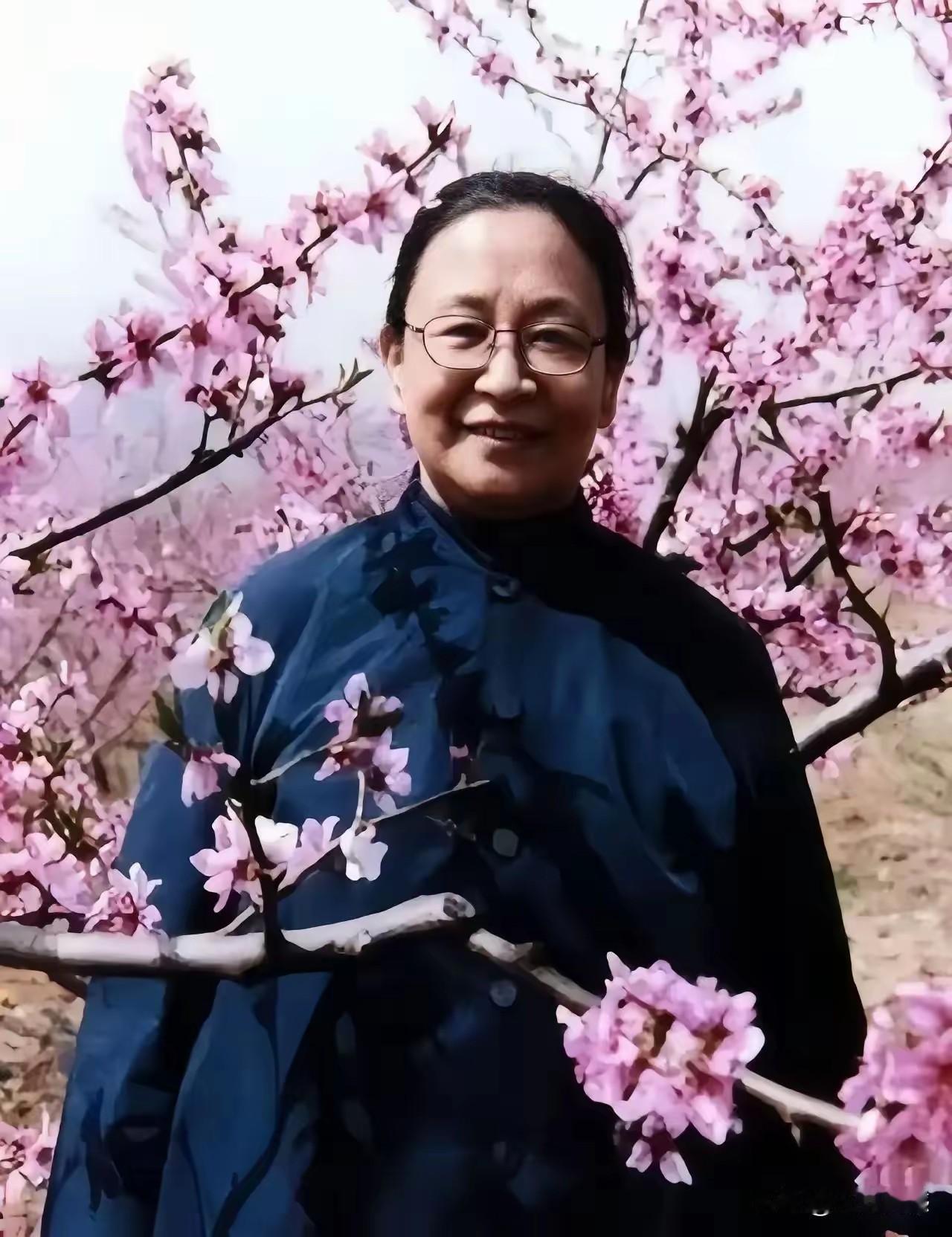 看到李讷阿姨这张照片，心里特别的温暖，特别的敞亮，这应该是早年拍摄的一张照片，拍