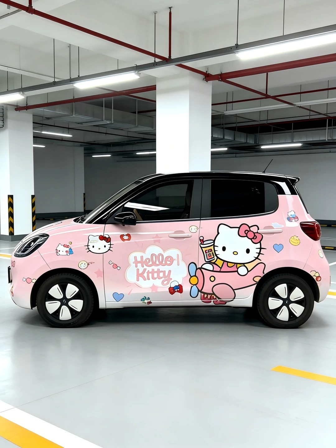 粉噗噗的车车贴满 KT 小贴纸连车窗边都有小爱心在冒泡泡💓简直就是移动的可爱发