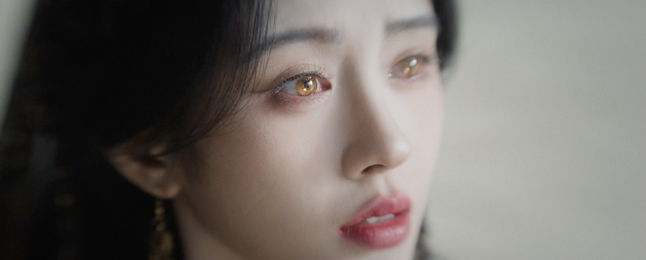 言灵术生效是世界寄露动心的证明一语落定，言灵生效！藏在法术里的心动藏不住，露芜衣