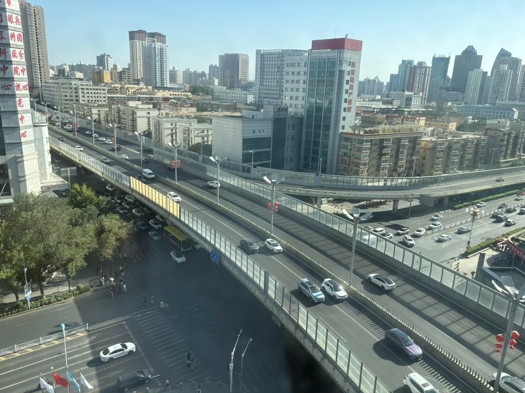 抵达乌市。最应该来的一座相邻省会，结果才来。也好，六十岁自己送自己的礼物吧。 
