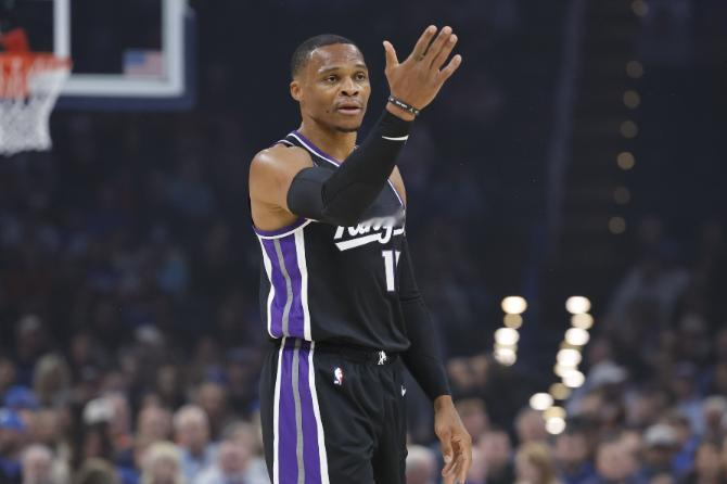 威震天！拿着360万无保障底薪合同，却交出11.8分5.5篮板4助攻，三分命中率