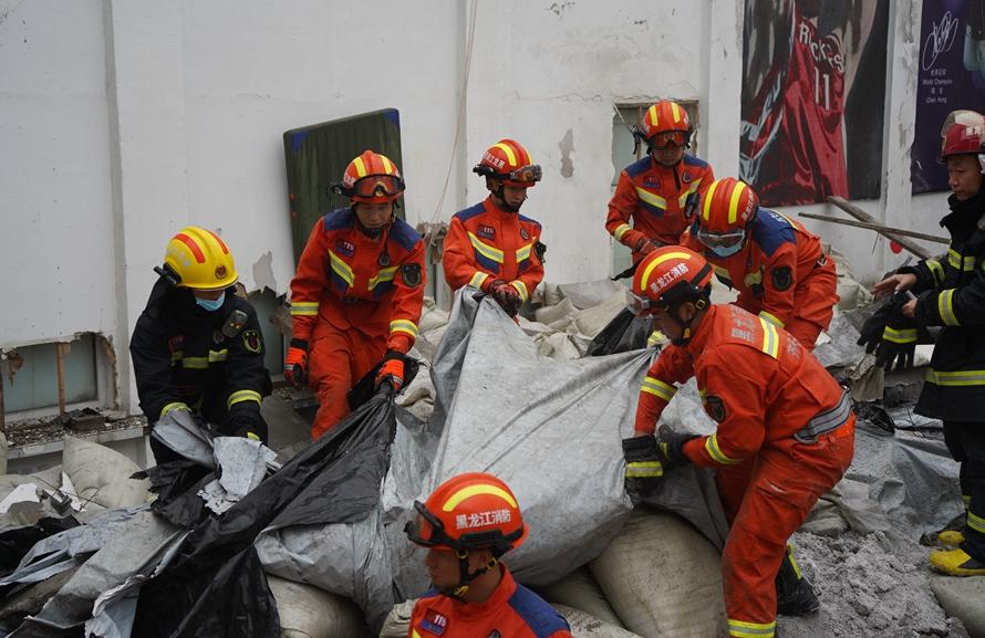 黑龙江省齐齐哈尔市一中学体育馆楼顶坍塌，已致10人死亡，教学楼施工责任人被控制
