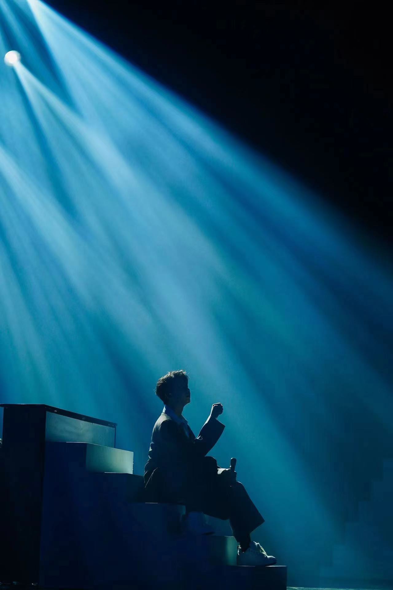 #白举纲主动拥抱腾格尔# 还真的是挺佩服腾格尔和白举纲给我们带来的《阿尔茨海默的