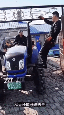 能进就能出，这咋就出不去了呢[捂脸]

这几个人忙活一小时了，还没有想到好方法…