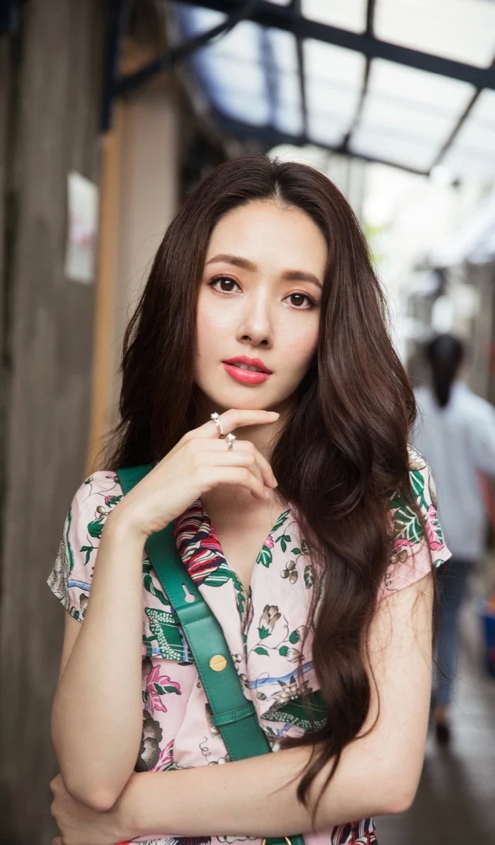 郭碧婷 向太有给很多钱传郭碧婷嫁入向家后，向太对其格外宠爱，不仅生活上悉心照料，