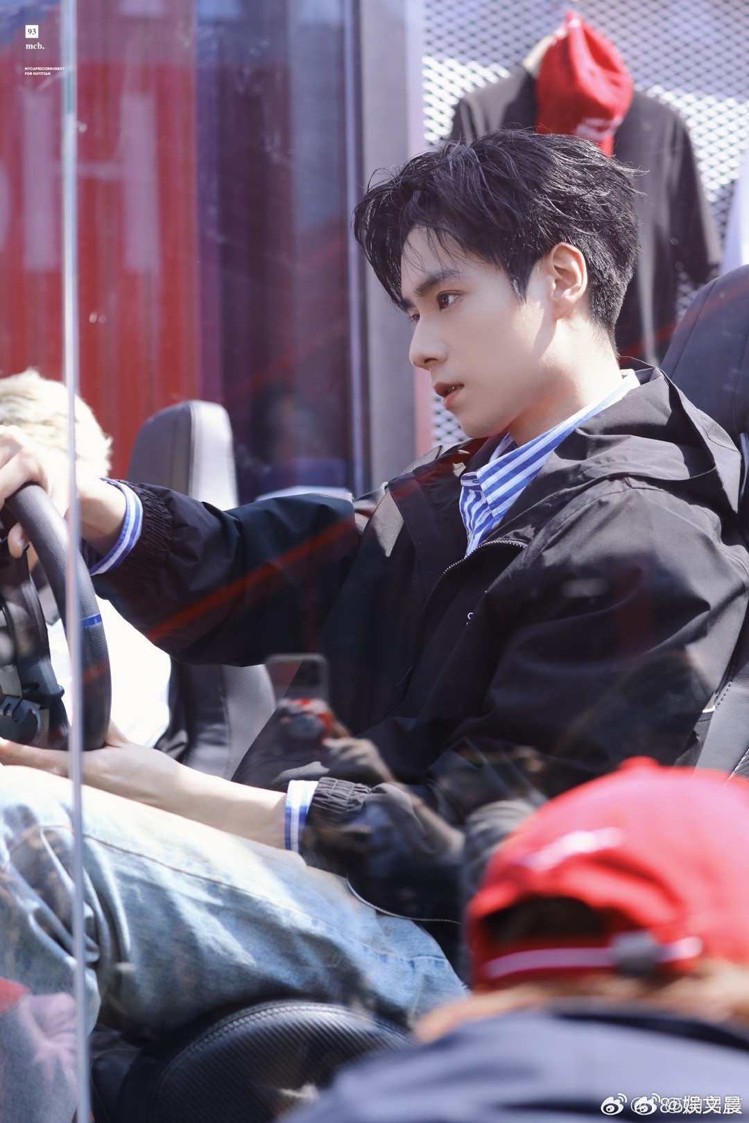 胡一天这该死的高级建模脸赛车服加持的胡一天魅力十足，立体的五官和流畅的轮廓，完美