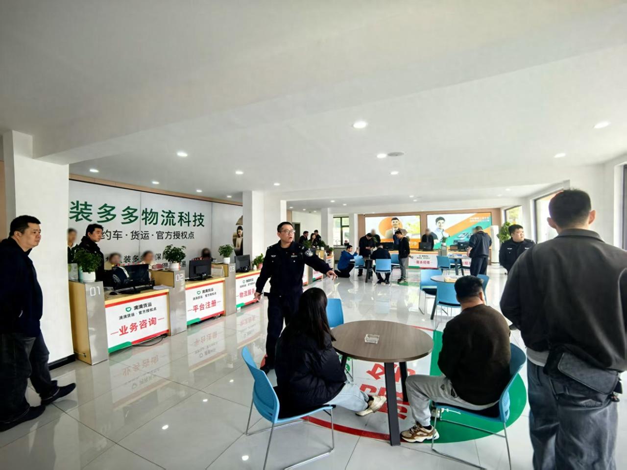 “全是套路！”上海嘉定，一名男子看到企业招聘货车司机，待遇十分优厚，不用自己出车