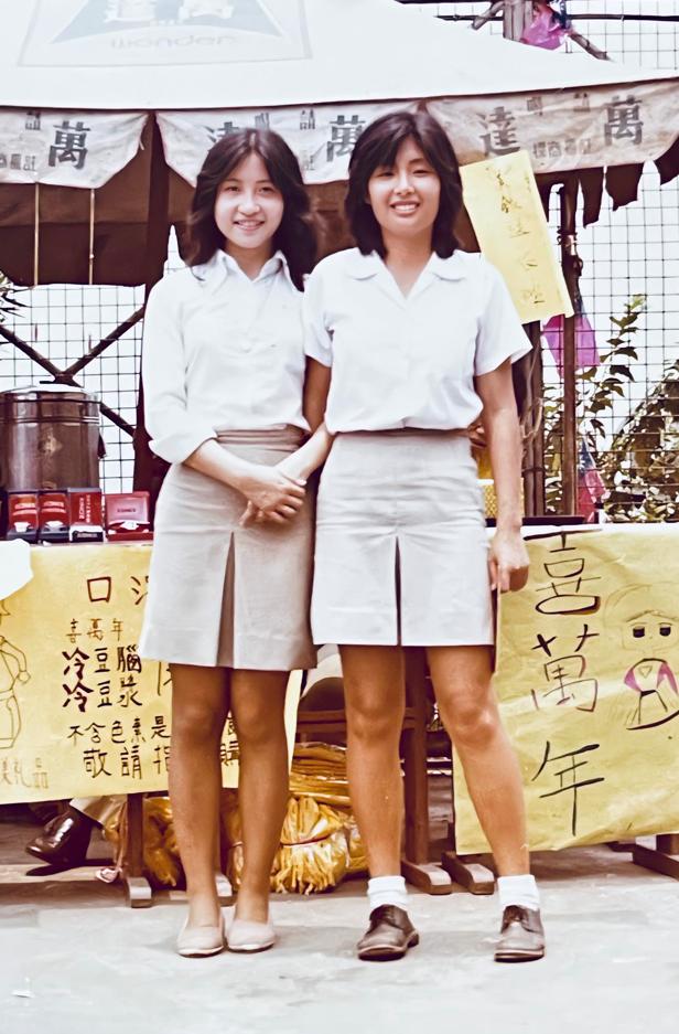 七十年代，台湾的两位女学生站在一个豆浆摊前的合影。

照片当中看起来干净清爽，