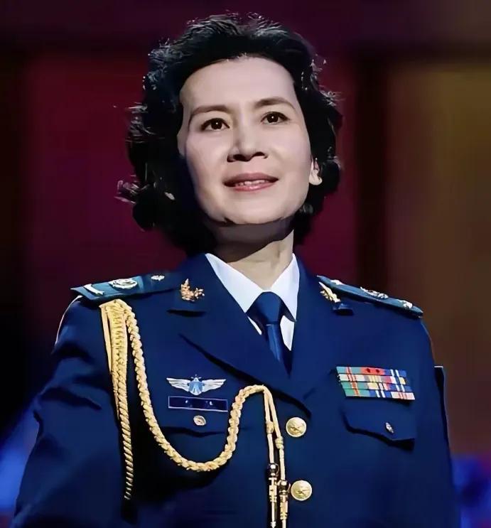 肖雄，68岁，单身无子，住空军大院。她是80年代挂历女神，25岁结婚，33岁离。