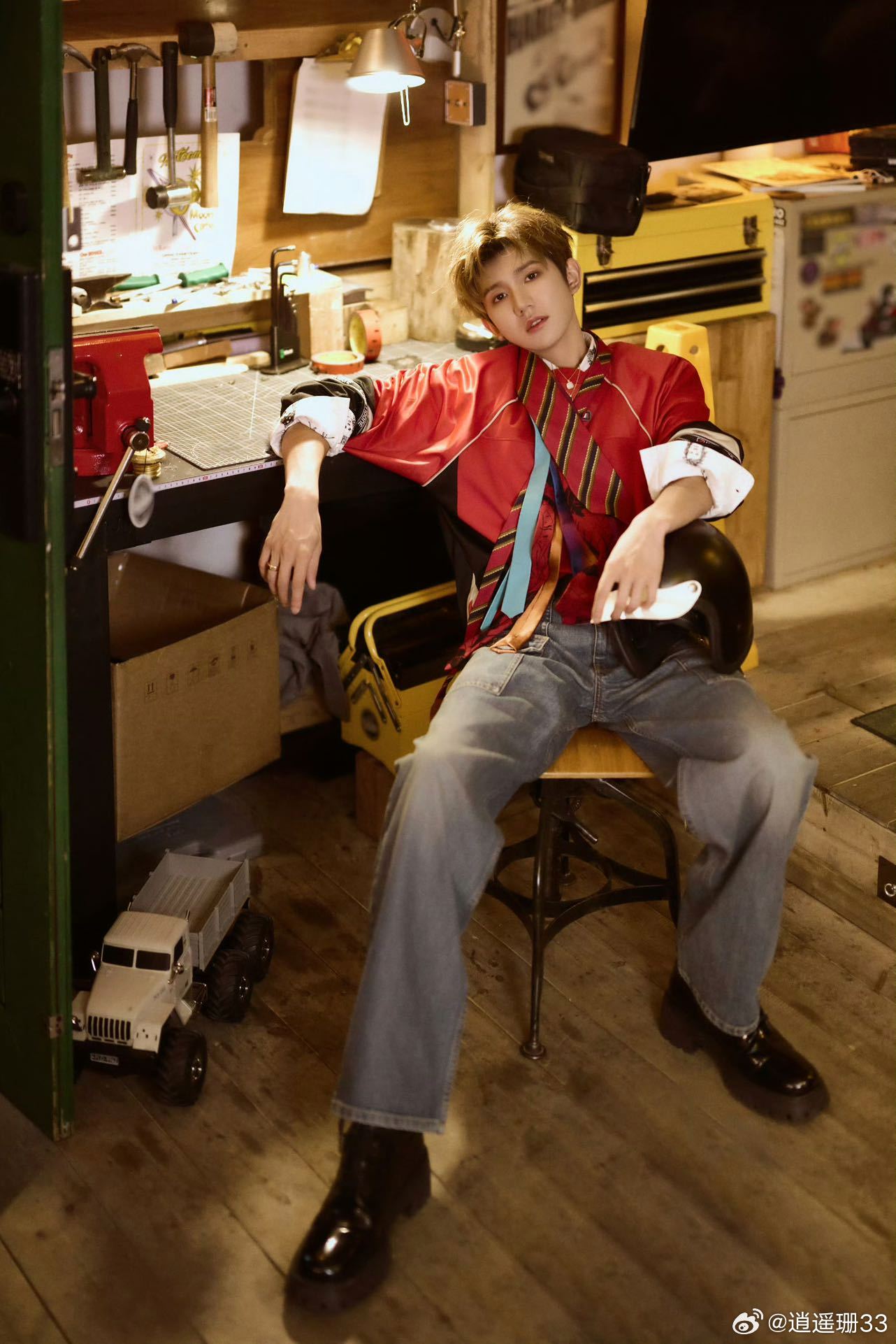 太好了是王源的机车风look 王源今晚压轴现身南宁音乐节，这套复古红色机车风lo