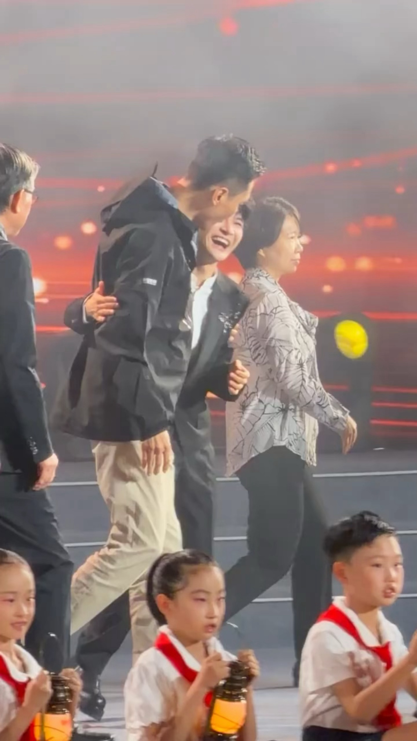 长城兄弟又合体了！！！！！！！刘烨搂着周深下台画面好可爱🥰🥰🥰刘烨搂着周深